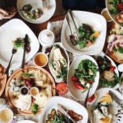 Tisch gefüllt mit Essen Tisch gefüllt mit Essen